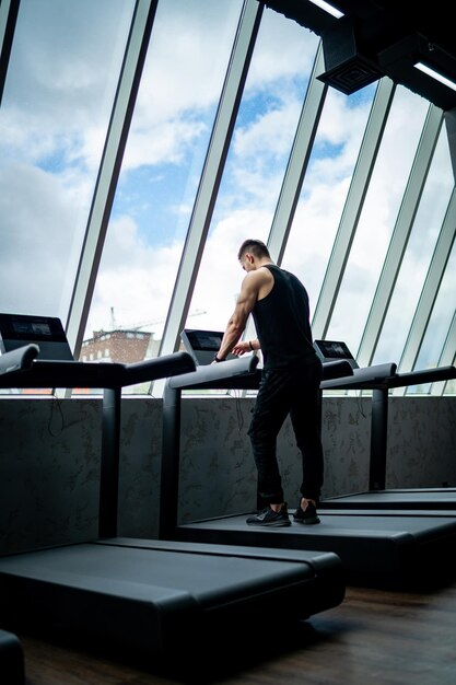 현대 체육관 심장 강화 운동 피트니스 라이프 스타일 활동적인 달리기