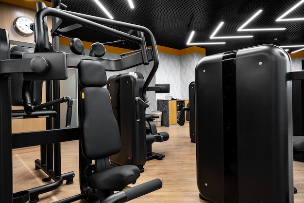 Foto interno moderno della palestra con nuove attrezzature per il fitness