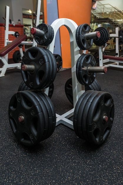 Foto palestra moderna centro fitness con attrezzature e macchine interno della palestra sala fitness con grandi finestre e tapis roulant