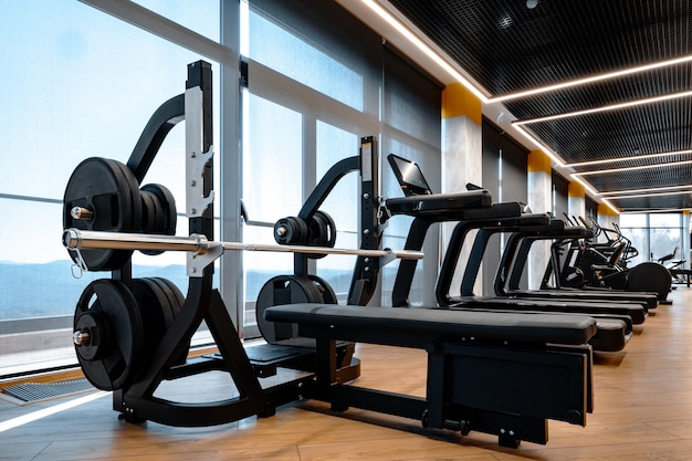 Modern gyminterieur met nieuwe fitnessapparatuur