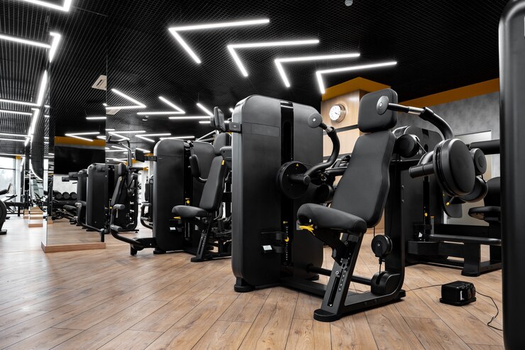 Foto modern gyminterieur met nieuwe fitnessapparatuur