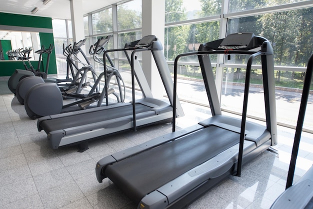 Modern gymnastiekbinnenland met materiaal