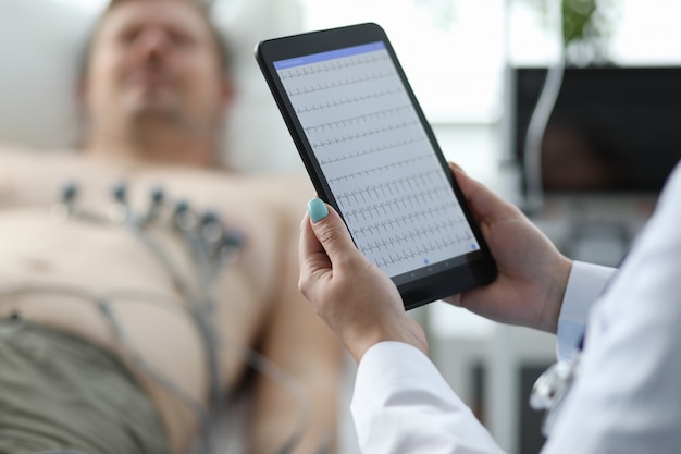 Photo modern high-tech doctor tablet