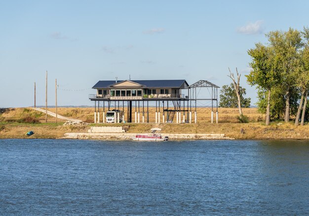 Фото Современный дом на высоких бетонных и стальных шестах, чтобы избежать наводнений реки миссисипи