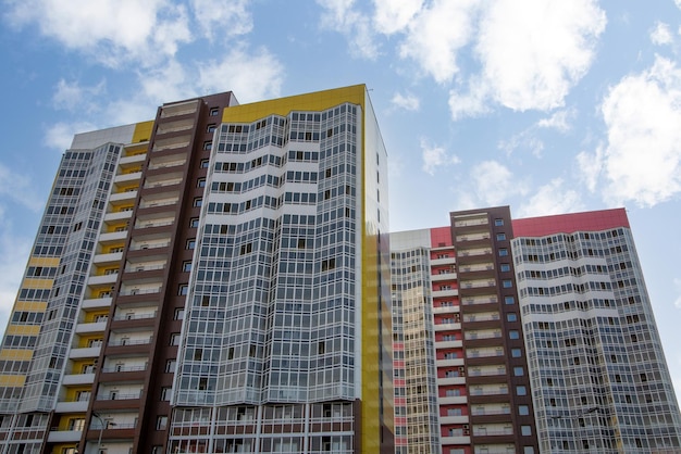 Modern hoogbouw woongebouw tegen de blauwe lucht