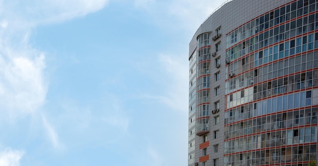 Modern hoogbouw woongebouw tegen de blauwe lucht