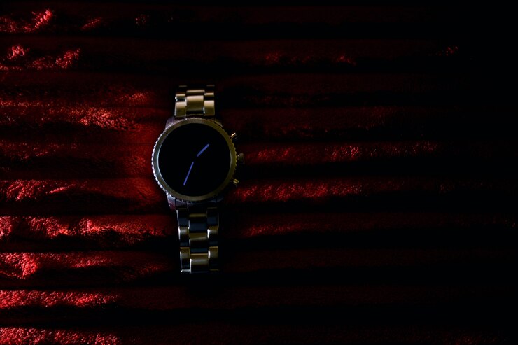 modern horloge op rode achtergrond