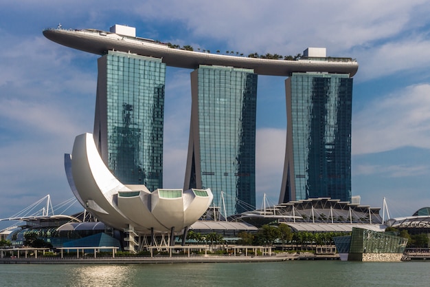 Photo modern hotel and casino marina bay