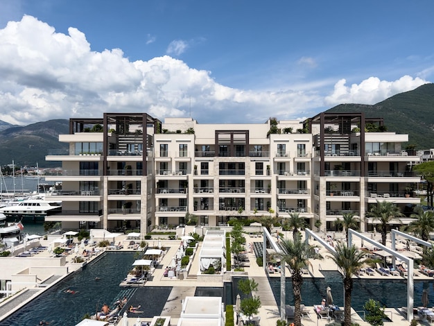 포르투 산맥을 배경으로 수영장과 해변  ⁇ 에 테라스가 있는 현대적인 호텔