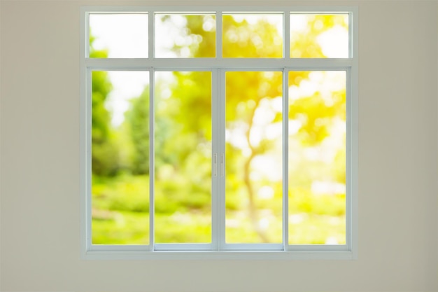 녹색 정원 보기 bokeh 배경으로 현대 집 창