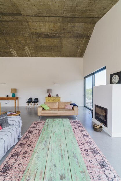 Foto casa moderna con piscina in giardino e terrazza in legno