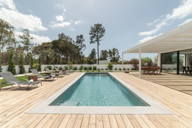 Foto casa moderna con piscina in giardino e terrazza in legnox9