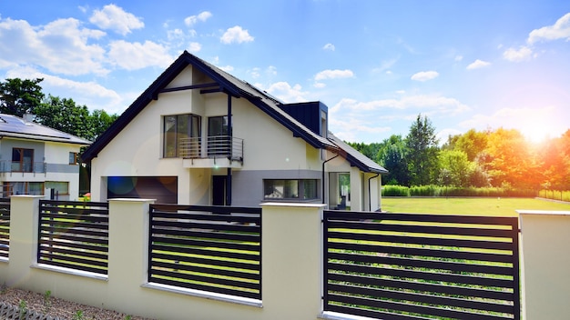 modern huis met een omheining en uitzicht op het platteland