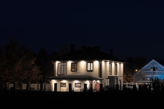 Modern huis 's nachts met verlichting