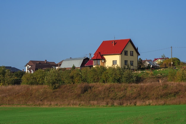 Modern huisje op een groene heuvel