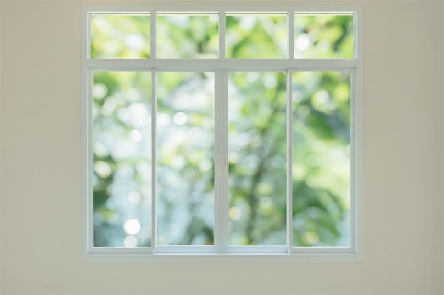 Modern huisvenster met groene bokehachtergrond van de tuinmening