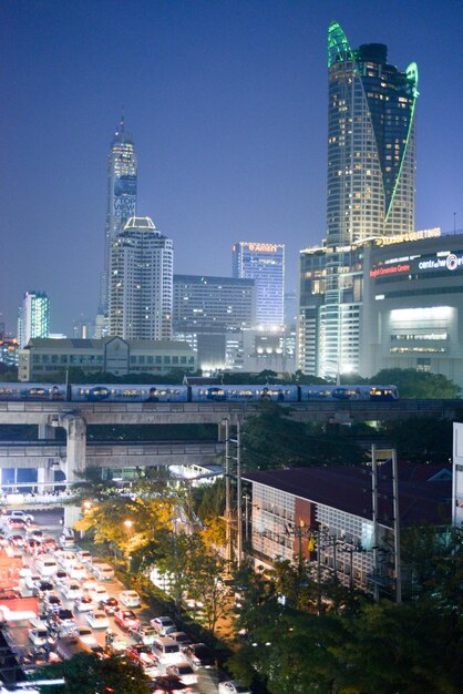 写真 都市の夜空に照らされた近代的な建物