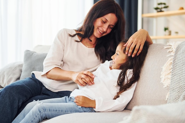 Modern interieur Moeder en haar dochter brengen thuis samen tijd door