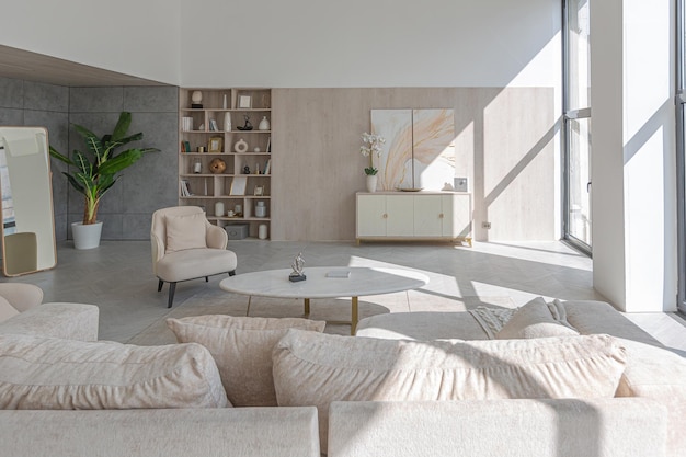 Modern interieur van de woonkamer in het studio-appartement in warme, zachte kleuren, decoratieve ingebouwde verlichting en zacht beige meubilair