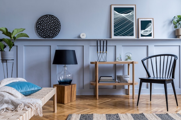 Modern interieur van woonkamer met design houten console, chaise longue, lamp, planten, posterframe, decoratie en elegante persoonlijke accessoires in stijlvol interieur.