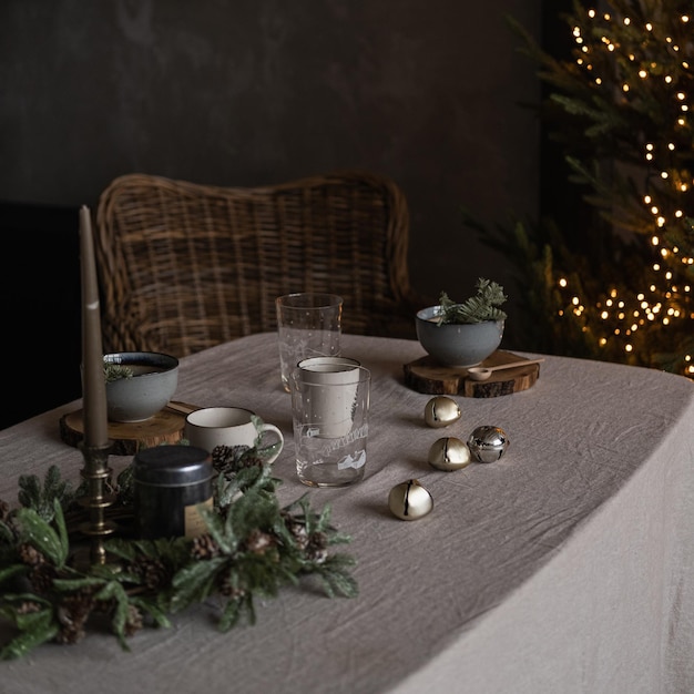 Modern interieurontwerpconcept Comfortabele, gezellige woonkamer versierd met kerstboom met geschenken tafel rotan stoel Kerstmis Nieuwjaar viering decoraties