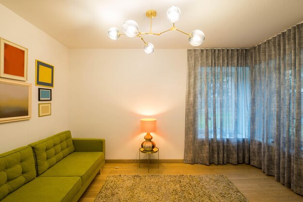 Foto interni moderni del soggiorno in una casa privata moquette sul pavimento in legno divano verde luce