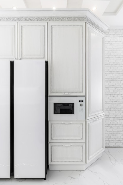 시골집에 흰색 주방과 주방 기구를 갖춘 현대적인 인테리어