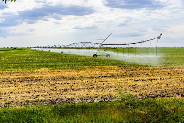 Modern irrigatiesysteem op het vruchtbare landbouwveld