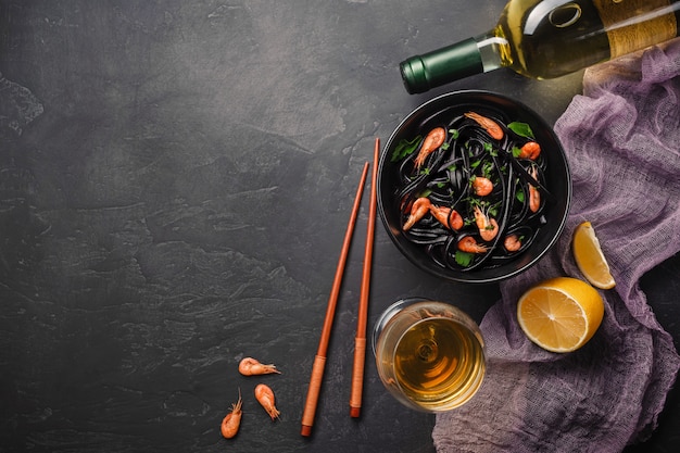 Modern Japans diner, Mediterraan voedsel, zwarte inktvissen van de inktvissen spaghetti met zeevruchten, olijfolie en basilicum, op donkere roestige lijst.