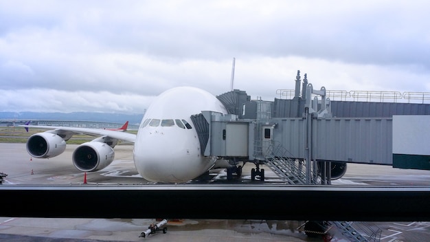 現代のジェットブリッジ接続と飛行機と屋外。