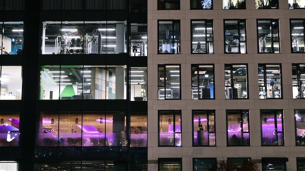 Modern kantoorgebouw in de stad 's nachts Bekijk de verlichte kantoren van een bedrijfsgebouw