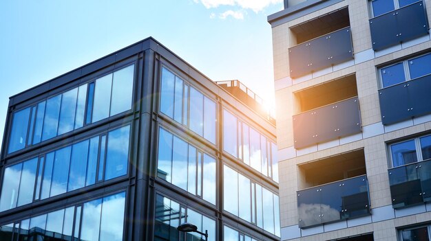Modern kantoorgebouw met glazen gevel op een heldere hemelachtergrond Transparant glas
