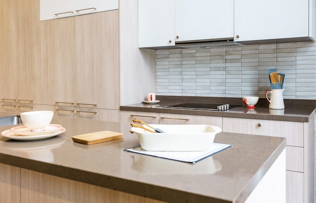 Modern keukenbinnenhuis met houten gevels en granieten werkblad