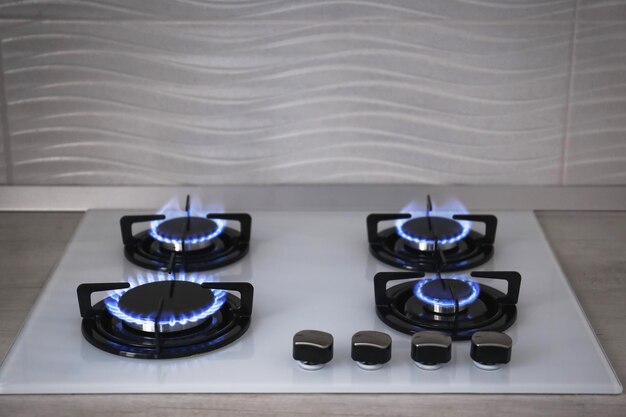 Modern keukenfornuis met brandend gas binnenshuis