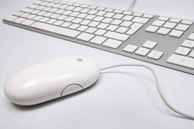 Современная клавиатура и мышь