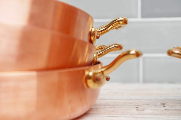 銅製の台所用品を備えたモダンなキッチンの詳細をクローズアップ