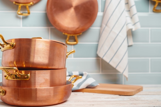 銅の台所用品とモダンなキッチンの詳細をクローズアップ
