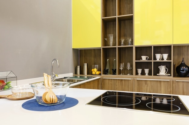Современная кухонная мебель с современной посудой, подобной капоту