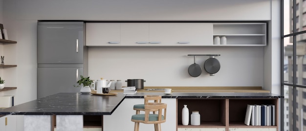 Современный интерьер кухни с черными мраморными кухонными столешницами, холодильником и кухонной техникой