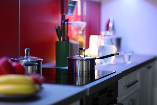 Interiore della cucina moderna con fornello