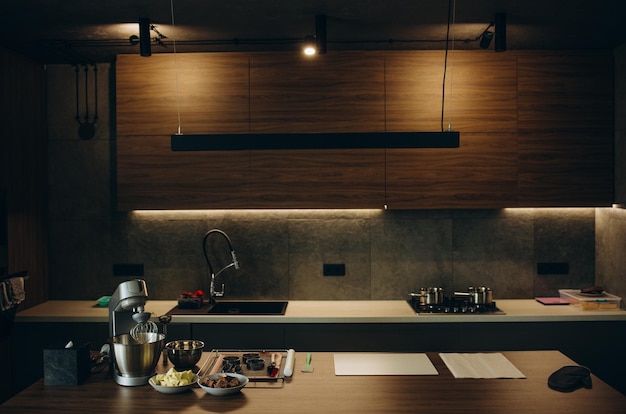 Cucina moderna con mobili neri e pavimento in legno