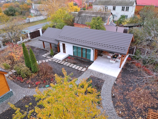 Modern landhuis in het dorp in de herfst luchtfoto bovenaanzicht