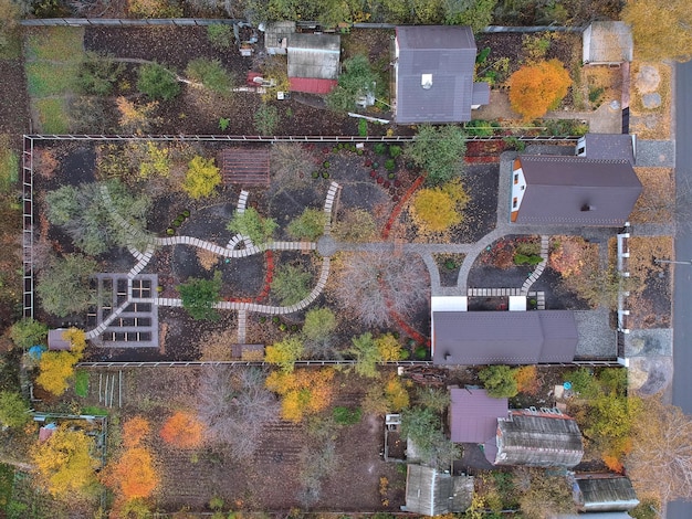 Modern landhuis in het dorp in de herfst luchtfoto bovenaanzicht