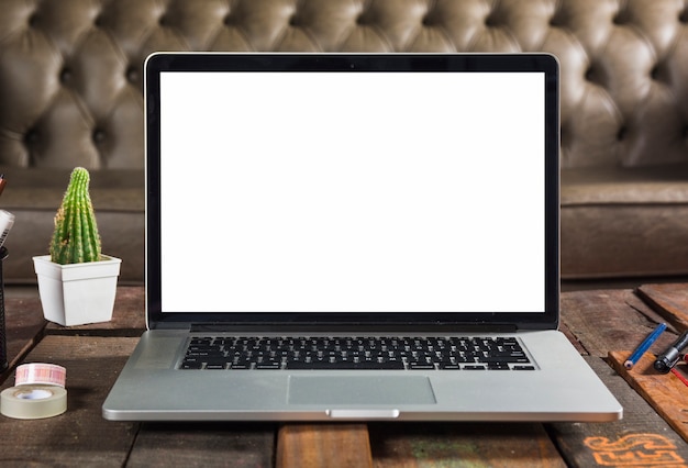 Photo modern laptop with blank screen on wood table