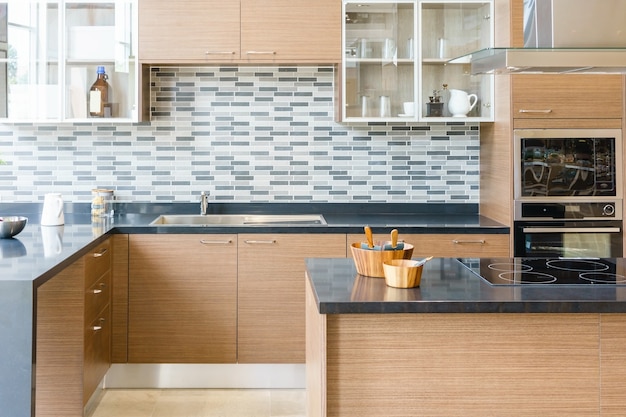 Modern, licht, schoon keukeninterieur met roestvrijstalen apparatuur in appartement