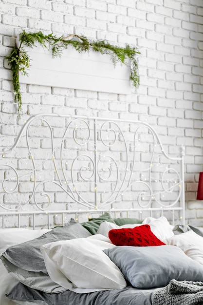 クリスマスに装飾されたモダンな明るい寝室のインテリア