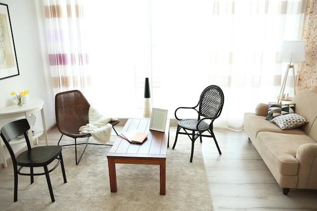 モダンなリビングルームのインテリアテーブルの周りのさまざまな種類の椅子
