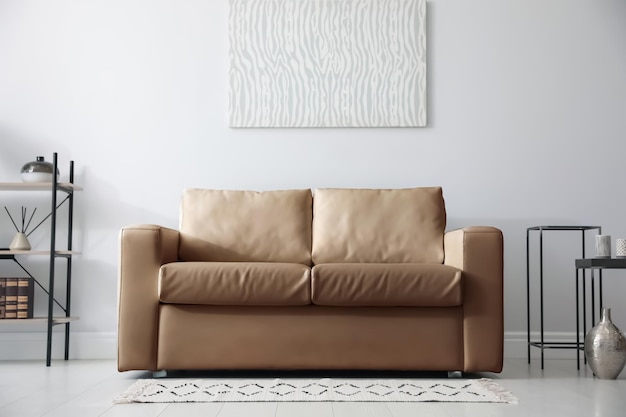 Современный интерьер гостиной со стильным кожаным диваном
