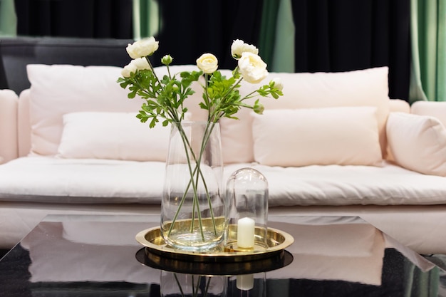 Современная гостиная светло-розовая уютная софа с подушками и кофе
