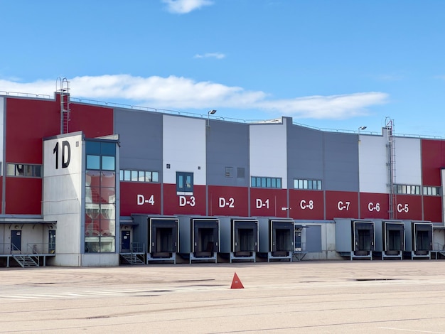 Foto moderno centro logistico nella zona industriale della città magazzino di distribuzione merci senza furgoni e merci
